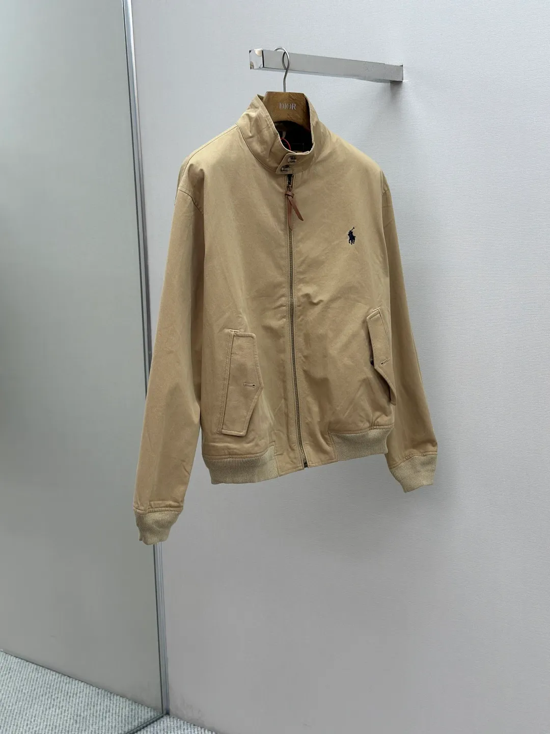 P550 Ralph Lauren embroidered zipper jacket. Customized elegant cotton fine twill fabric. Soft and silky. Comfortable against the skin. With khaki as the base color. Soft and unobtrusive. Just right to show a kind of restrained elegance. Exquisite pony logo is embellished with it. It brings an atmosphere of freedom and vitality and injects the soul charm of the brand. Simple and smooth lines outline a tall and straight figure. A unique and charming fashion masterpiece emerges. Process 1: Use imported machine embroidery process. Use advanced computer control systems and precision mechanical components to achieve the iconic pony embroidery operation with high precision and smooth and delicate lines. Process 2: Template machine bag opening. The preset template guides the position, shape and size of the bag opening. The accuracy ensures the quality of the bag opening effect. Process 3: Infrared positioning cutting bed uses infrared emitters and infrared receivers to achieve precise positioning of materials. The accuracy can reach the micron level, thereby meeting the effect of high-precision cutting of plaid alignment. Process 4: The fabrics are washed. Better hand feel, not easy to deform, not easy to shrink, not easy to fade, maintain long-term beauty Accessories: Customized Ralph Lauren horn buckle, Customized Ralph Lauren zipper, Customized leather lanyard, Customized Ralph Lauren trademark Version: Loose version Size: S M L XL